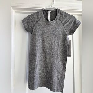 NWT Lululemon Women’s Gray Short Sleeve Swiftly Tech Size 4